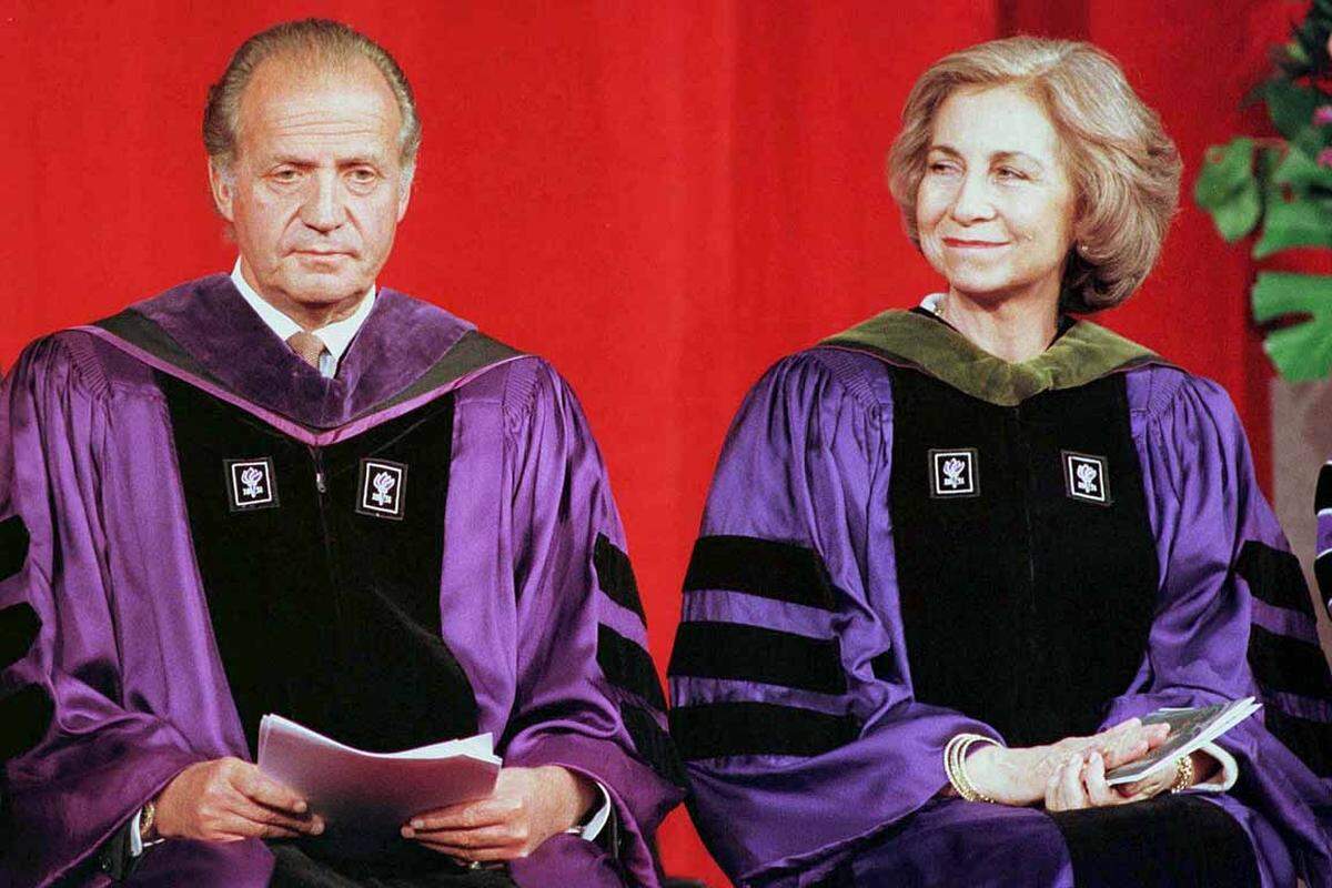 Juan Carlos musste sich den Thron hart erarbeiten. Als er im November 1975 gekrönt wurde, haftete dem jungen Bourbonen der Ruf an, ein Zögling des Diktators Franco zu sein, der ihn zu seinem Nachfolger als Staatschef erkoren hatte. Juan Carlos und Sofia in der New York University.