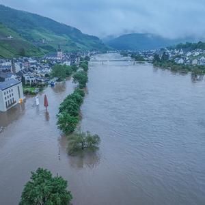 Das Hochwasser der Mosel überflutet auch die Ufer der Stadt Zell. 