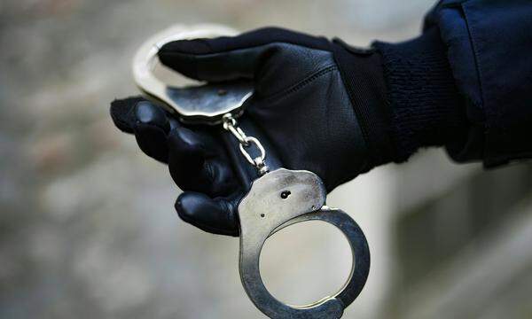 Auch im Ausland sind Verbrecher nicht vor der heimischen Polizei sicher. 