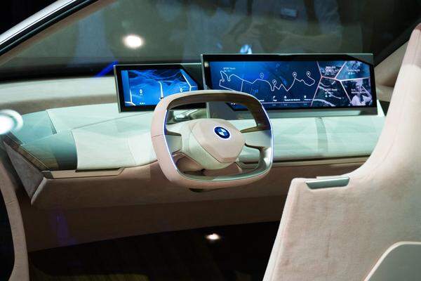Im Innenraum wird man von Bildschirmen förmlich erschlagen. Ob das Fahrzeugcockpit das "Home-Office" der Zukunft wird?