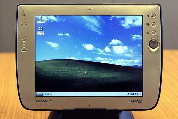 Das Standard-Hintergrundbild von Windows XP zeigt einen Weinhügel im kalifornischen Sonoma County, der 1996 wegen einer Pflanzenseuche mit Gras bedeckt war. Der Fotograf Charles O'Rear betont, dass das Bild für Windows XP nicht bearbeitet wurde. Die deutsche Bezteichnung für das Bild ist "Grüne Idylle" (engl. "Bliss").