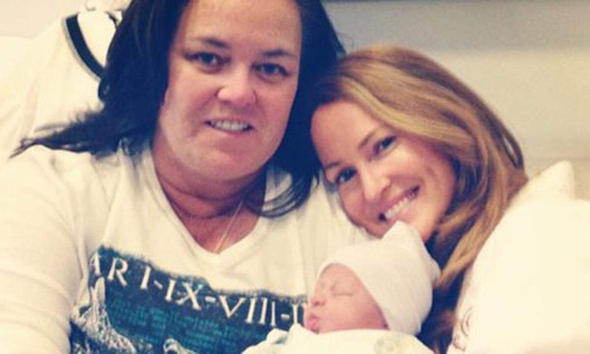 US-Moderatorin Rosie O'Donnell hat fünf Kinder, von denen vier adoptiert sind. Das fünfte wurde von ihrer ehemaligen Lebensgefährtin Kelli Carpenter zur Welt gebracht. 2013 adoptierte auch ihre aktuelle Lebenspartnerin Michelle Rounds ein Baby.