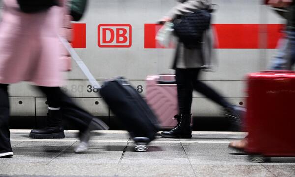 „Wir bitten um Verständnis, dass es etwas voller sein wird in den Zügen, und raten den Fahrgästen, sich vor der Fahrt noch mal zu vergewissern, ob der Zug tatsächlich fährt“, so die Empfehlung. 