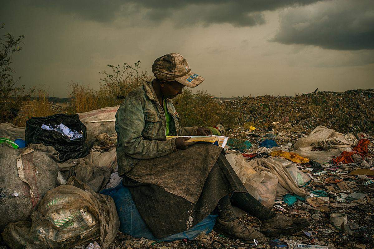 Micah Albert, USA, Redux Images 3. April 2012, Nairobi, Kenia: Diese Frau ist Müllsammlerin in Nairobi. Die Müllhalde grenzt an ein Slum, wo eine Million Menschen haust. Sie wünscht sich, sie hätte mehr Zeit, um sich die Bücher anzusehen, die sie manchmal findet. "Dann könnte ich einmal etwas anderes tun als Müll zu sammeln", sagt sie.