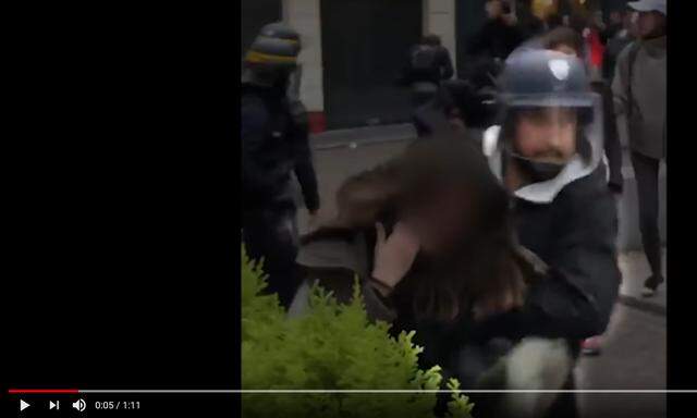 Ein Standbild von Alexandre Benalle beim umstrittenen Einsatz am 1. Mai - veröffentlicht von französischen Medien.