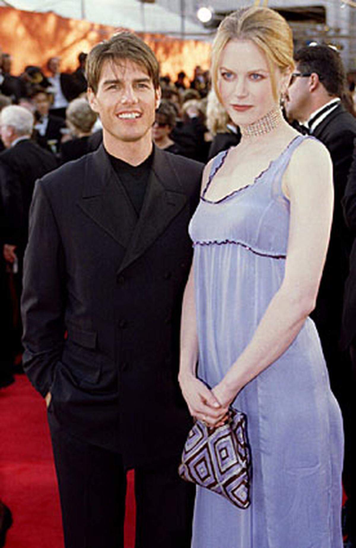 Nein, Nicole Kidman hat das Kleid nicht selbst genäht. Auch nicht Tom Cruise. Es ist von Prada. Kidman sieht darin unglücklich darin aus. Zu Recht.