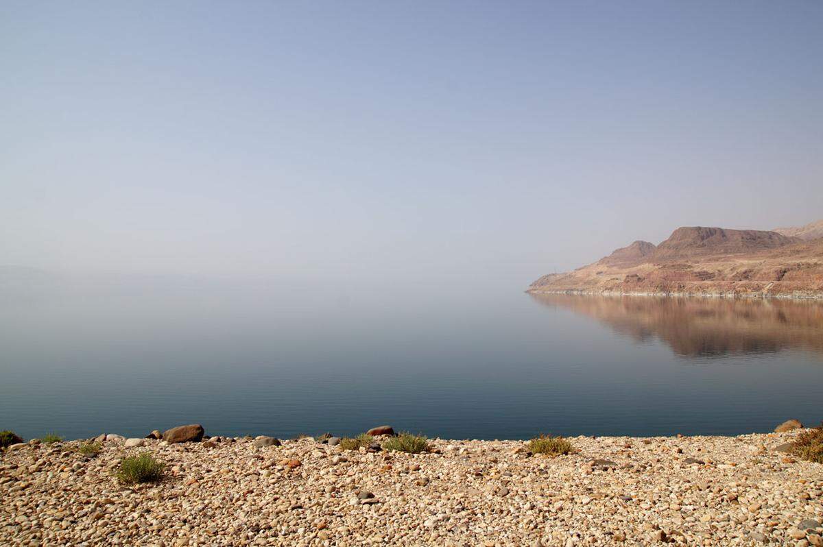 Das Tote Meer liegt im Jordangraben, 430 Meter unter dem normalen Meeresspiegel. Es gibt weltweit keinen Ort, der tiefer liegt als das Tote Meer. Das Wasser besteht zu einem Drittel aus Salz, was dem Körper ordentlich Auftrieb verleiht: Sobald man mit der Brust voran zur Schwimmbewegung ansetzt, schießen hinten die Füße förmlich aus dem Wasser.