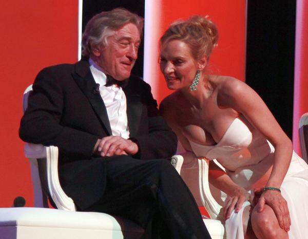 Jurymitglieder unter sich: Robert De Niro plauderte während der Eröffnungszeremonie in Cannes, Uma Thurman ließ tief blicken.