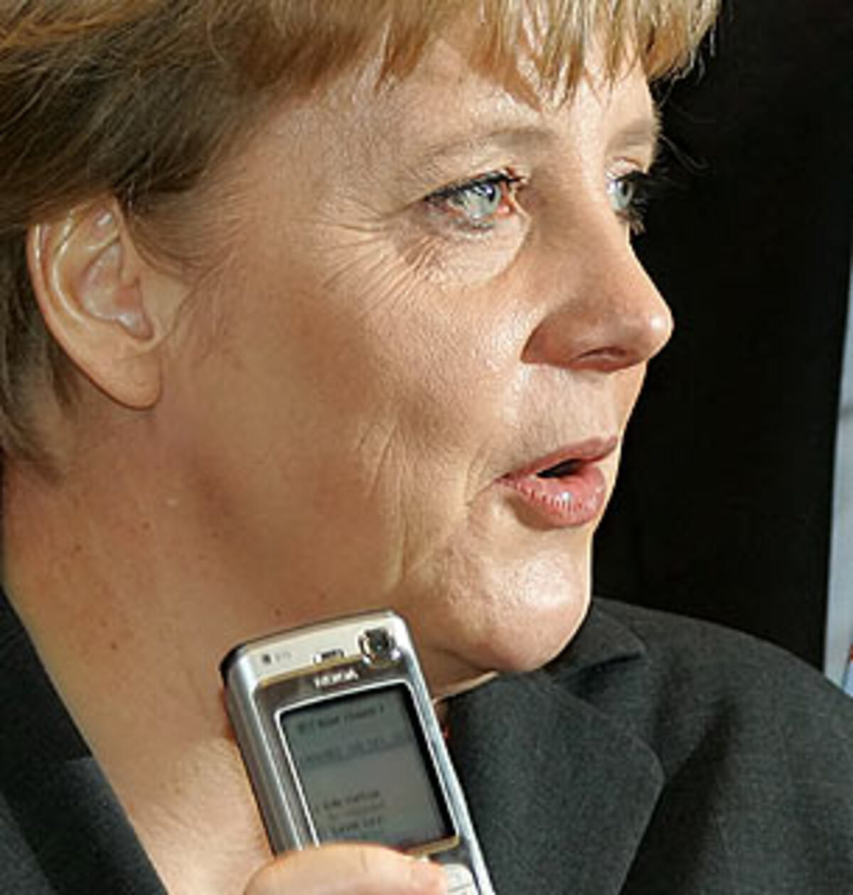 Unter deutschem Vorsitz erreichte die EU spürbare Verbesserungen: Dazu zählen die Obergrenzen bei Auslands-Handytarifen und leichtere Bankgeschäfte im Ausland. Dafür müssen Verbraucher mit einem umstrittenen EU-Biosiegel leben und mit mehr Schleichwerbung im Fernsehen.