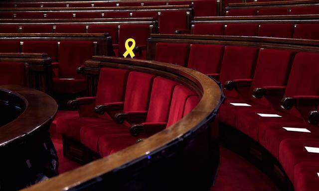 Gelbe Schleife als Symbol für verhaftete Separatisten: das Regionalparlament in Barcelona.