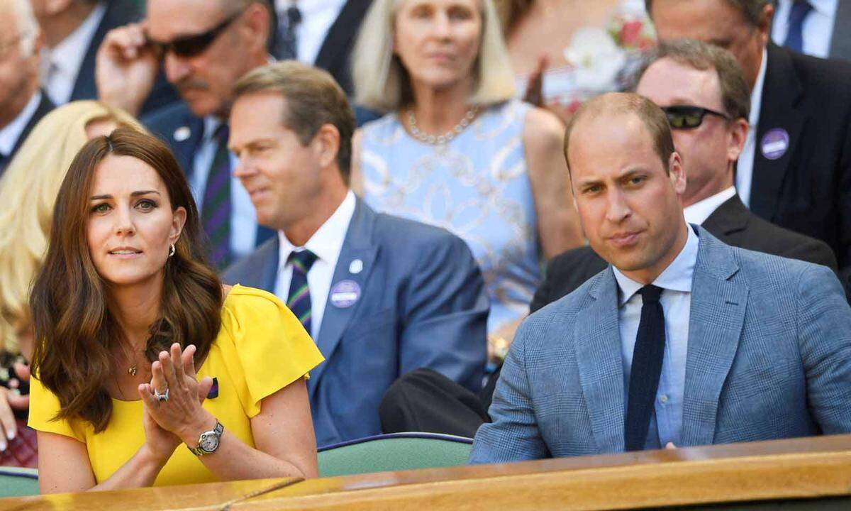 Unter den vielen prominenten Zuschauern in Wimbledon waren heuer Prinz William und seine Frau Kate, Premierministerin Theresa May sowie zahlreiche Schauspieler wie Hugh Grant, Eddie Redmayne oder Benedict Cumberbatch.