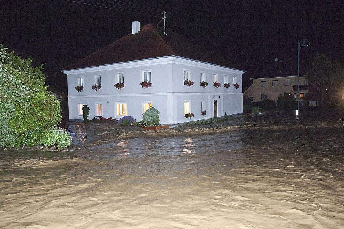 Binnen weniger Stunden fielen bis zu 74 Liter Regen pro Quadratmeter, was laut Zentralanstalt für Meteorologie und Geodynamik (ZAMG) nur alle paar Jahre vorkommt. Im Bild: Überflutung in Mehrnbach.