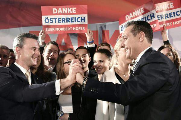 In ihm habe man "einen schlafenden Bären geweckt", meinte Hofer dann. "Lieber Heinz-Christian, du hast mit mir einen fleißigen Wahlhelfer gewonnen." Es gebe keine Differenzen zwischen den beiden. "Wir sind ein Team." Und man habe ein Ziel: "Es heißt nicht, die FPÖ stärker zu machen. Wir wollen Österreich stärken." Die Nationalratswahl werde Strache als Spitzenkandidat schlagen. Hofer will 2022 dann wieder bei der nächsten Bundespräsidentschaftswahl antreten.