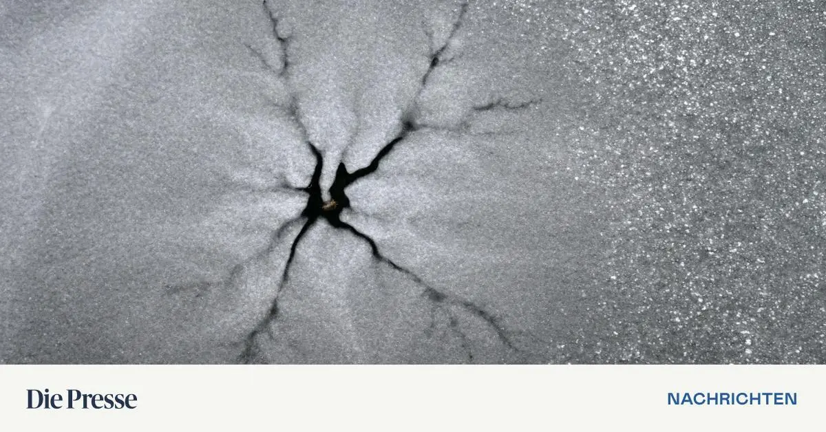 Eingebrochene-Eisl-uferinnen-mit-Hubschrauber-vom-Irrsee-gerettet