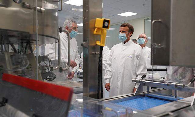 Emmanuel Macron bei einem Besuch in einem Labor des Pharmakonzerns Sanofi in Marcy-l'Etoile bei Lyon am 16. Juni.