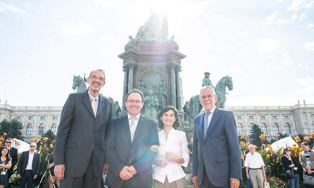 Strahlender Sonnenschein am Wiener Maria-Theresien-Platz beim FWF-Jubiläum mit (v.li.) Bildungsminister Faßmann, FWF-Präsident Trockner, FWF-Vizepräsidentein Vakianis und Bundespräsident Van der Bellen.