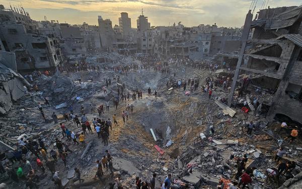 Mit dem Pulitzer-Preis geehrt: Menschen suchen nach einem Luftangriff im Jabalia rFlüchtlingscamp nach Überlebenden 