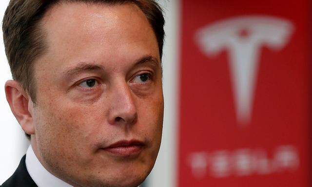 FILE PHOTO:  Tesla Motors Inc Chief Executive Elon Musk pauses during a news conference in Tokyo