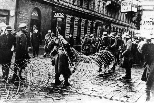 Die Kämpfe weiten sich auf Wien und andere Industriestädte wie Steyr, St. Pölten oder Bruck an der Mur aus. In Wien bleiben um 11:45 Uhr auf Geheiß der sozialdemokratischen Parteiführung die öffentlichen Uhren und die Straßenbahnen stehen: Das Zeichen zum Generalstreik. Dieser misslingt jedoch.