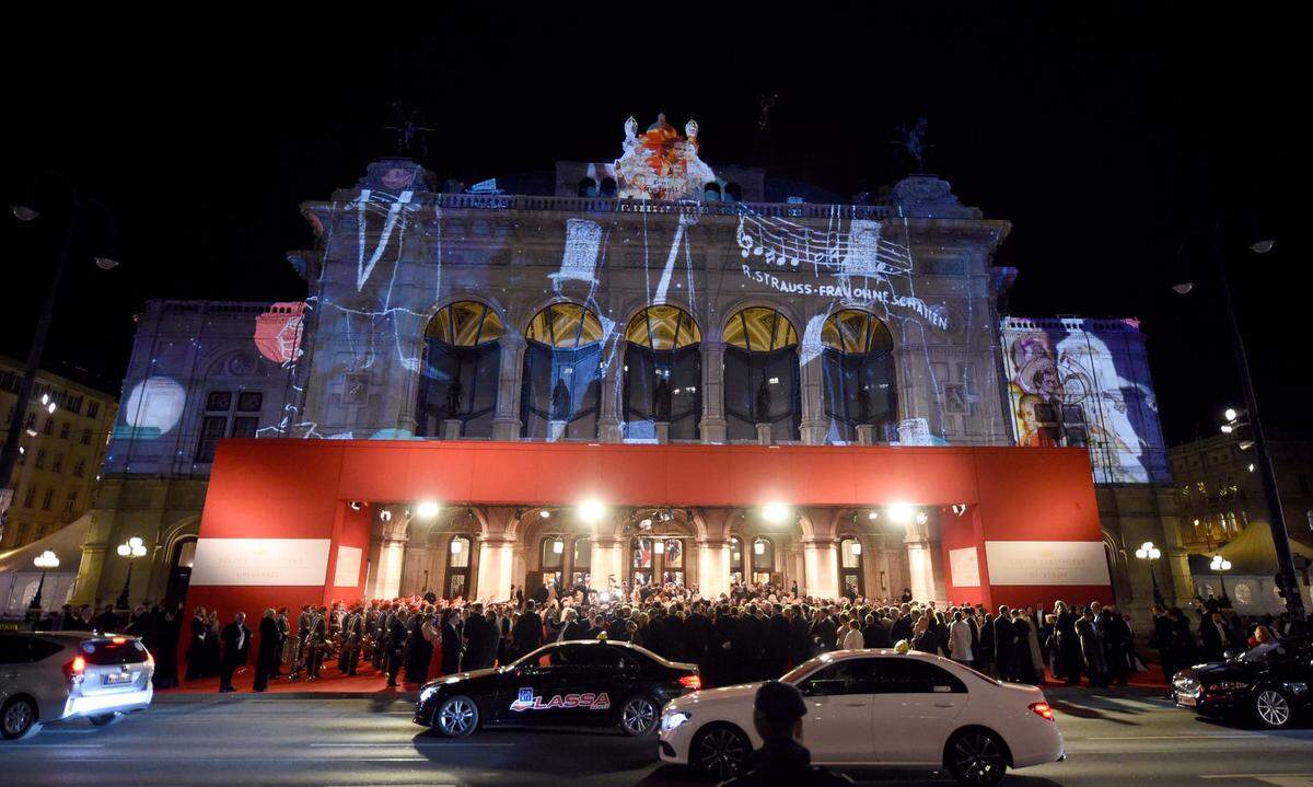 Dass das Jubiläum der Staatsoper an diesem Abend eine große Rolle spielte, erkannte man bereits an der Fassade. Eine mehrdimensionale Lichtkunstinstallation mit dem Titel "Arkestra of Light" der Grazer Künstler "OchoReSotto" wurde hier projiziert. Bildschnipsel von einflussreichen Komponisten, Dirigenten und besonderen Akteuren sollten die Vielfalt der musikalischen Epochen widerspiegeln.