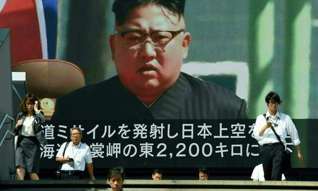 Schock in Japan: Auf Mega-Bildschirmen wird Kim Jong-uns neuer Raketentest angekündigt.  