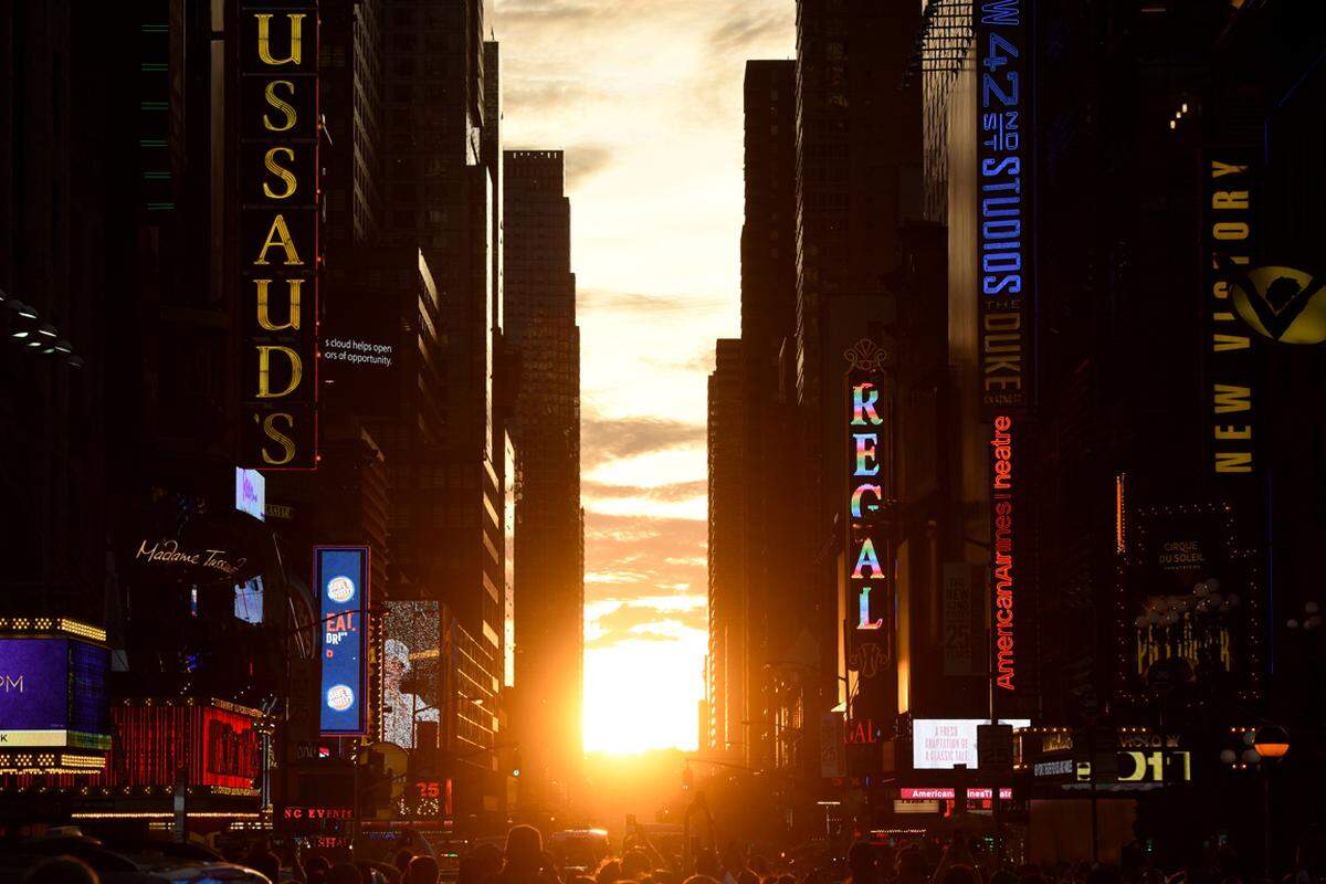 Der US-amerikanische Astrophysiker Neil deGrasse Tyson benannte 2002 das Phänomen „Manhattanhenge", da ihm der besondere Lichteffekt an die Sonnenwende im berühmten britischen Steinzeit-Bauwerk Stonehenge erinnerte.