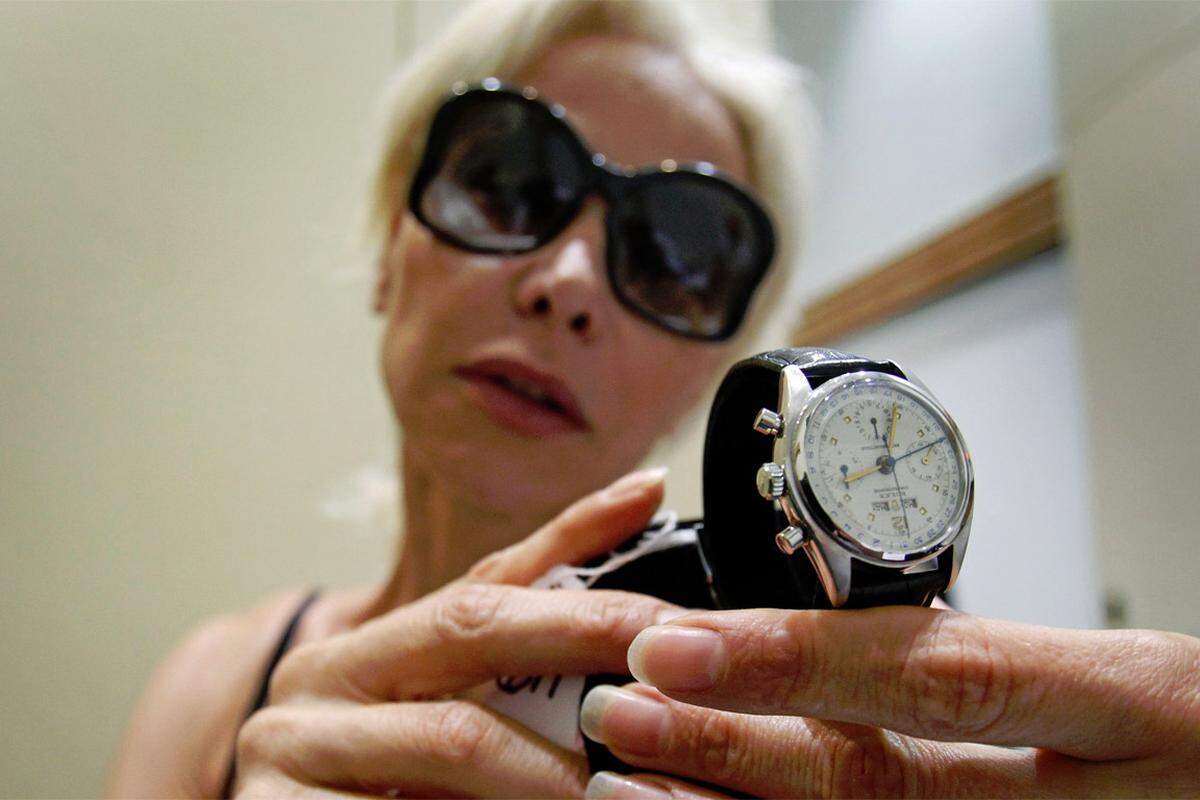 "Ich weiß nicht, ob Madoff schuldig ist - oder ob er von Gott geschickt wurde, um gierige Menschen zu bestrafen", sagte Giulia Ozyesilpinar dem "Miami Herald". Sie ersteigerte um 30.000 Dollar eine Rolex.
