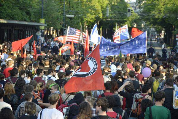 Die Demonstranten wollten stattdessen die Befreiung von einem verbrecherischen Regime feiern. In Richtung der Burschenschaften riefen sie: "Wer nicht feiert, hat verloren, Nazis raus!"