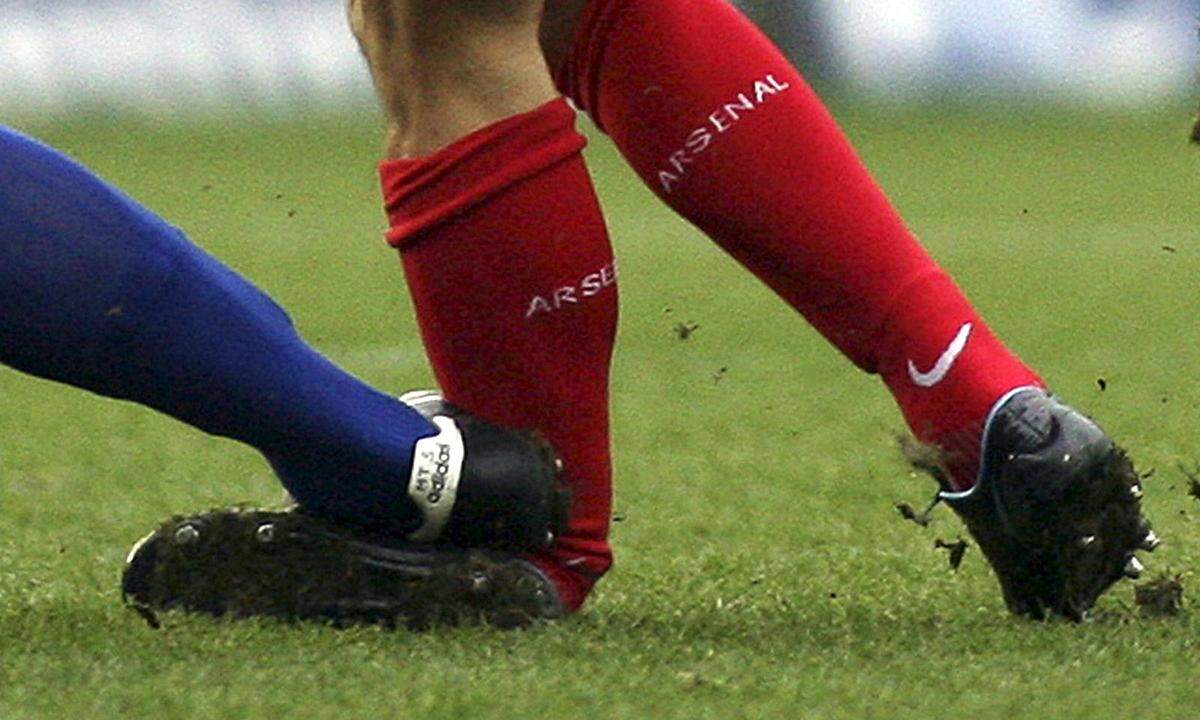 5 2008, Premier League: Birmingham-Spieler Martin Taylor erwischt Eduardo da Silva (Arsenal). Das Bein bricht an gleich drei Stellen.