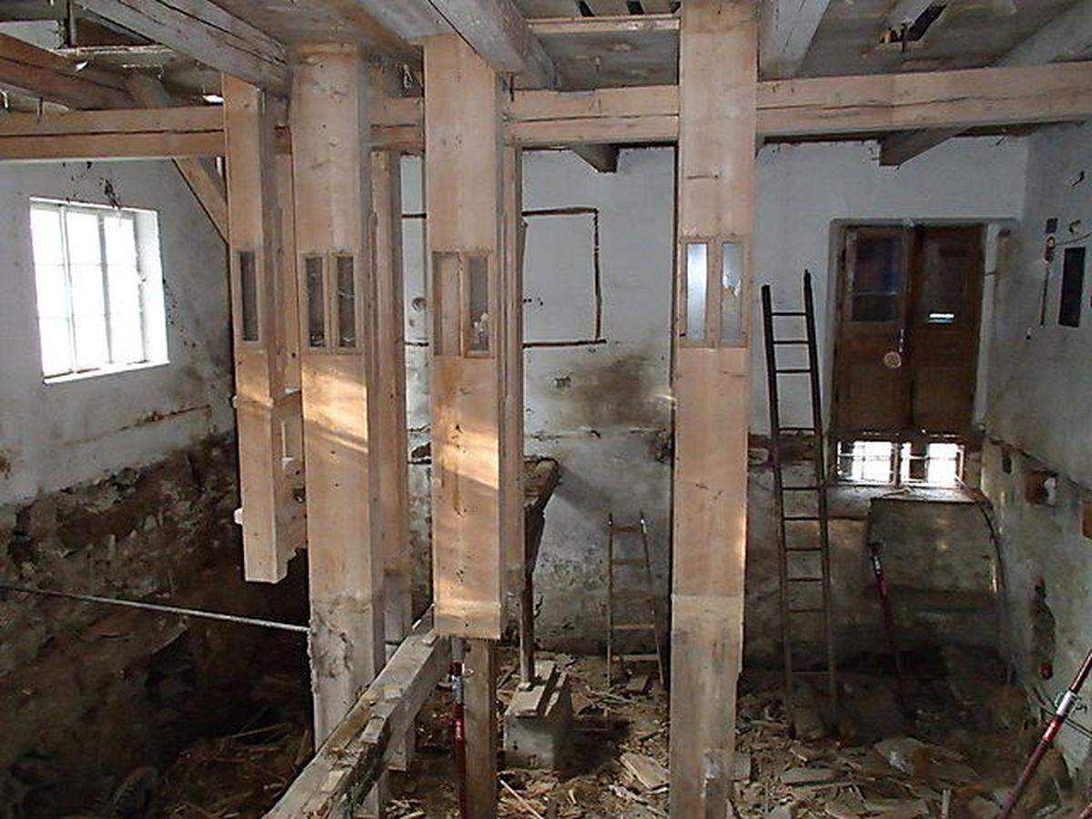 So sah der Raum während der Renovierung aus - ohne Fußboden, der erst wieder errichtet wurde, als der Keller trocken war.