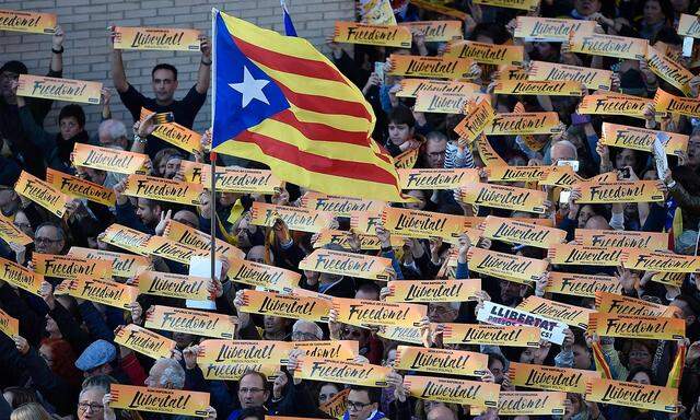 Viele Katalanen zeigten sich in Barcelona solidarisch mit den inhaftierten, entmachteten Ex-Regionalministern.