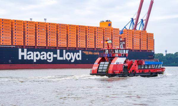 Das zur Zeit größte unter deutscher Flagge fahrende Containerschiff Berlin Express der Reederei Hapag-Lloyd auf der Elbe in Hamburg.
