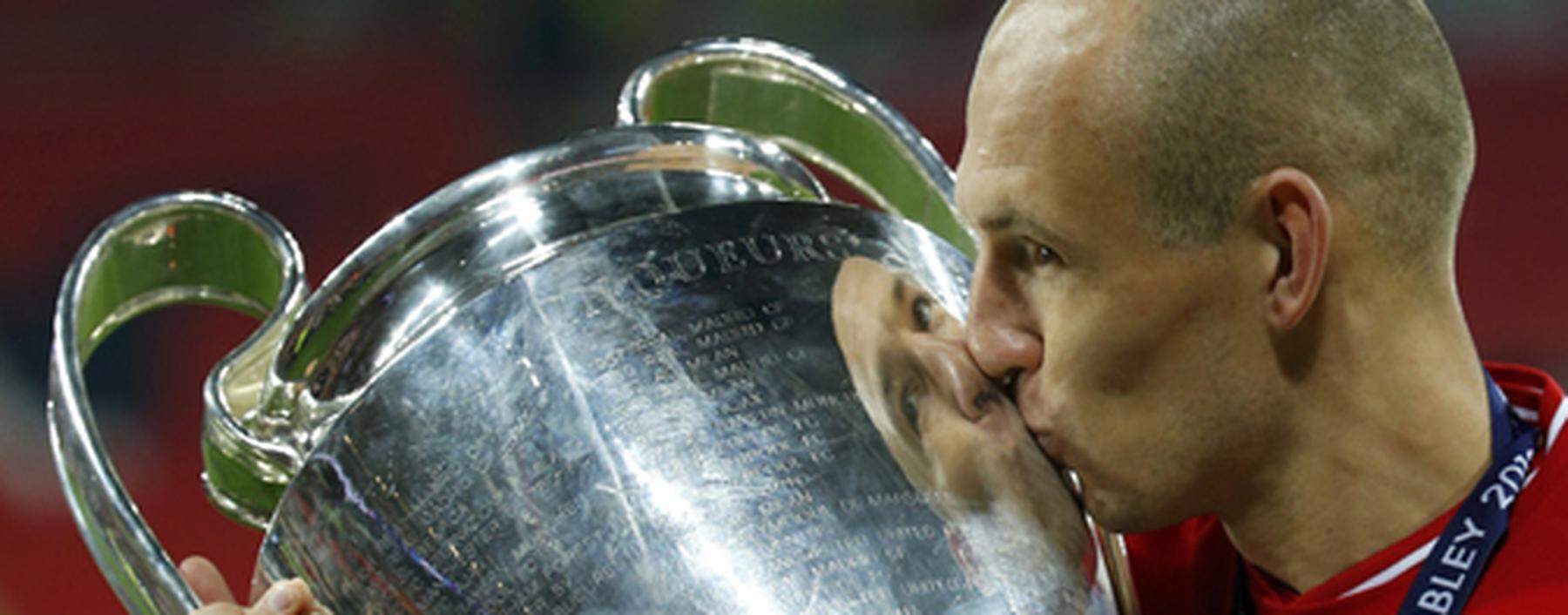 Bayern Munich's Robben kisses the trophy after defeating Borussia Dortmund in their Champions League Final soccer match at Wembley Stadium in London