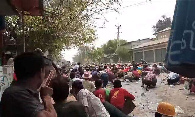 Ein Bild der Demonstrationen in der Stadt Myaing, bei denen sechs Menschen ums Leben kommen.
