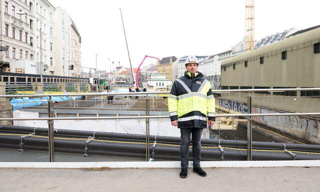 Als stv. Projektleiter koordiniert Martin Jatzko den Umbau. Das Otto-Wagner- Gebäude im Hintergrund bleibt, der Rest kommt weg. Und: Der Wienfluss wurde überplattet, um Raum für Baugeräte zu schaffen.