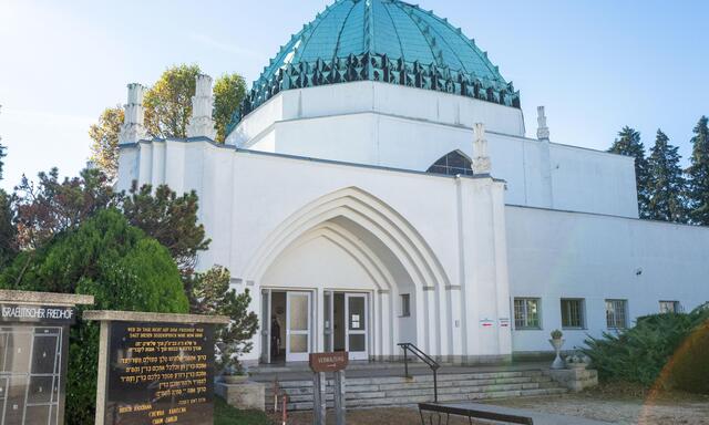 In der Nacht auf Allerheiligen ist auf dem jüdischen Teil des Wiener Zentralfriedhofs ein Brand gelegt worden. Der Vorraum der Zeremonienhalle (im Bild) ist ausgebrannt. 