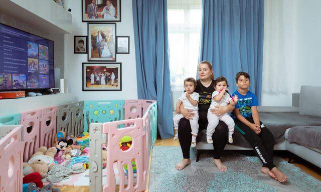 Familie Pervez in ihrer Zwei-Zimmer-Wohnung im fünften Wiener Gemeindebezirk. Nach der Geburt der Zwillinge erkrankte die Mutter. 