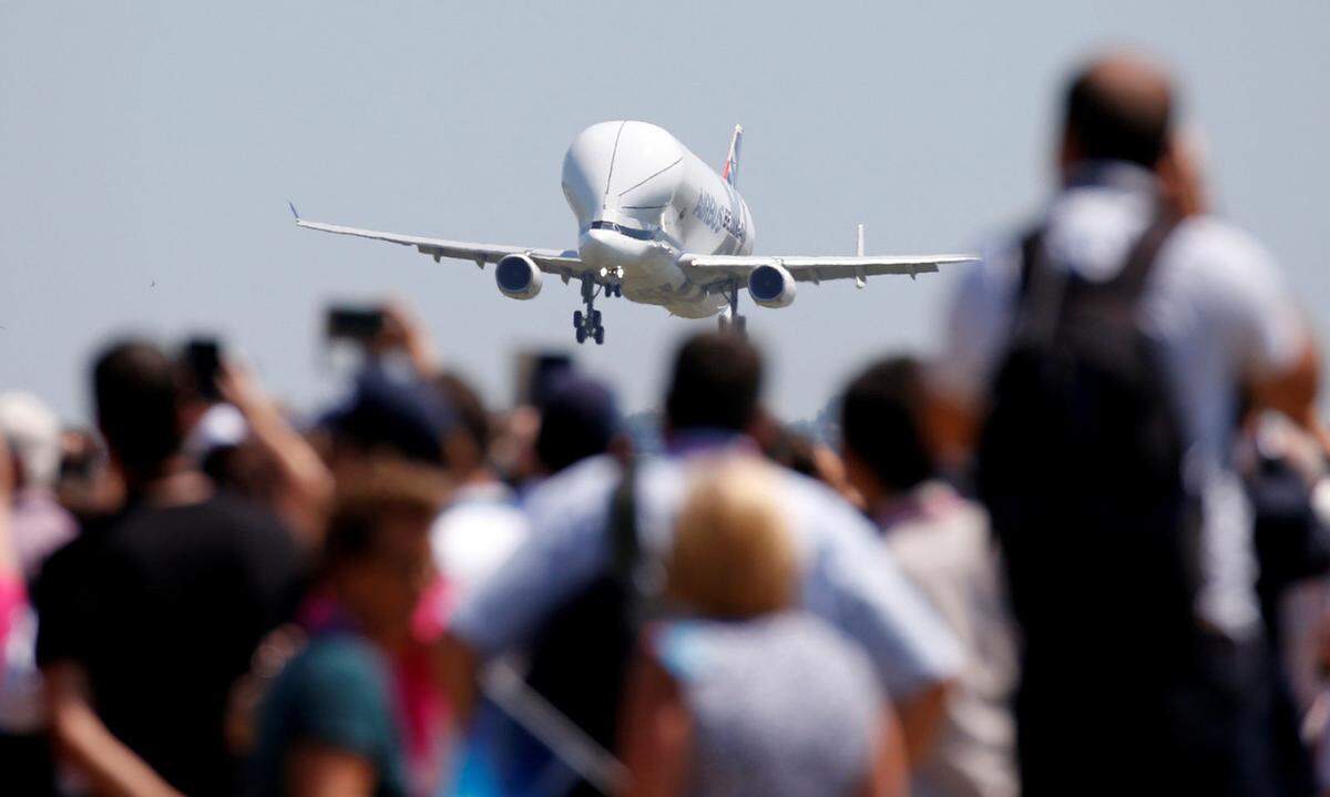 Rund 10.000 Zuschauern sind zum europäischen Flugzeugbauer bei Toulouse gekommen, um den gut dreistündigen Flug des Beluga XL mitzuerleben.