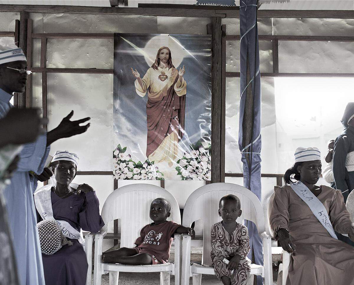 Christian Lutz, Schweiz: "Tropical Gift / oil and gas in Nigeria", 2011  Eine Kirchenzeremonie in Oporoza im Niger-Delta. Niger gehört zu den größten Erdöl- und Gasexporteuren der Welt. Seit den späten 1950er Jahren sind aber neun Millionen Barrel im Niger-Delta gelandet. Mehr als 90 Prozent der Einwohner des Landes lebt von weniger als zwei US-Dollar pro Tag. Die Lebenserwartung liegt bei 40 Jahren.  2. Platz in dieser Kategorie