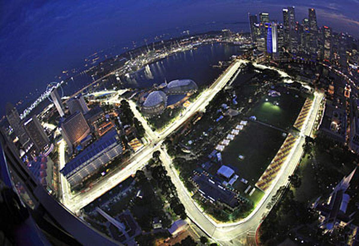 In Singapur fand 2008 hier das erste Nachtrennen der Formel-1-Geschichte statt und auch dieses Jahr wird unter Flutlicht gestartet. Wie in Istanbul und Brasilien wird hier gegen den Uhrzeigersinn gefahren.