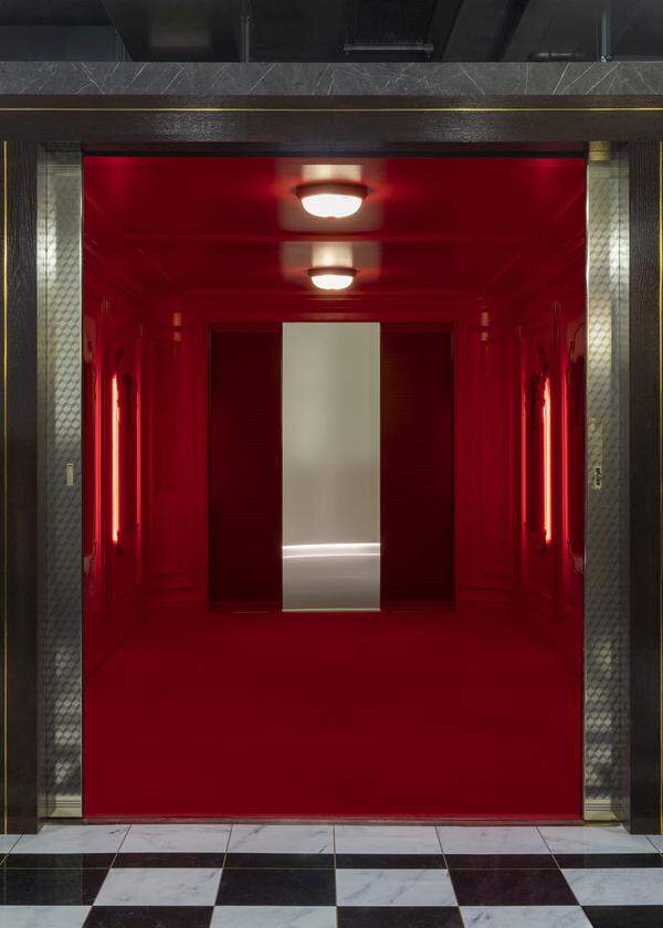 Aufstieg. Guccio Gucci arbeitete in seiner Jugend als Liftboy im Savoy-Hotel. Der Aufzug ist die Ouvertüre zur Ausstellung. 