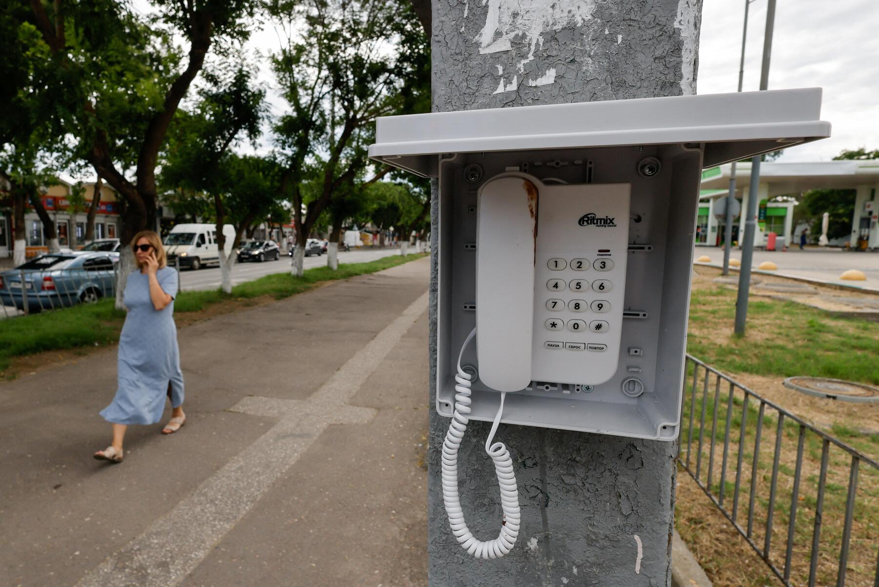 Ukrainian counterattacks kill three in Russia and Crimea; oil output hit
