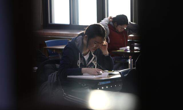 Südkoreanische Oberschüler bei einer Universitätseingangsprüfung in Seoul.
