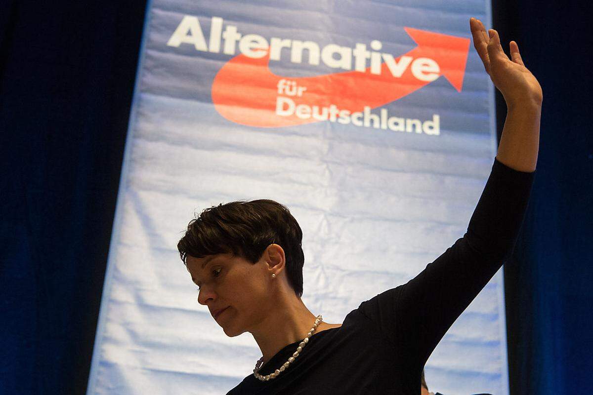 Die deutsche Bundestagswahl im September wird fast sicher einen politischen Dammbruch bringen: Erstmals seit dem Zweiten Weltkrieg wird mit der "Alternative für Deutschland" (AfD) eine rechtspopulistische Partei ins deutsche Parlament einziehen. Angela Merkel dürfte als Bundeskanzlerin wohl weitermachen können, weil sie trotz ihrer umstrittenen Flüchtlingspolitik weiterhin höhere Beliebtheitswerte als ihre Herausforderer hat. Einen potenziell gefährlichen Konkurrenten verliert sie im Februar, wenn die Bundesversammlung den populären Außenminister Frank-Walter Steinmeier zum neuen deutschen Bundespräsidenten wählt.