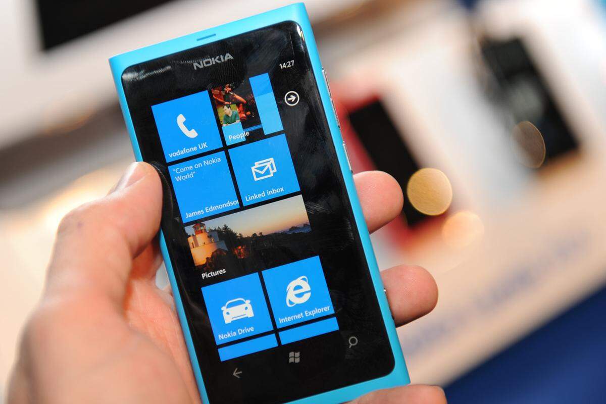 Beim Betriebssystem gibt es keine große Überraschung. Wie erwartet läuft die neueste Version von Windows Phone, genannt "Mango", darauf. Sie lässt sich butterweich steuern, was auch dem 1,4-Gigahertz-Prozessor des Lumia 800 geschuldet ist. Dieser besitzt aber nur einen Rechenkern, im Gegensatz zu vielen Konkurrenz-Flaggschiffen. Zwei Kerne würden aber den Akku zu stark belasten, behauptet Windows-Phone-Design-Chef Joe Belfiore.