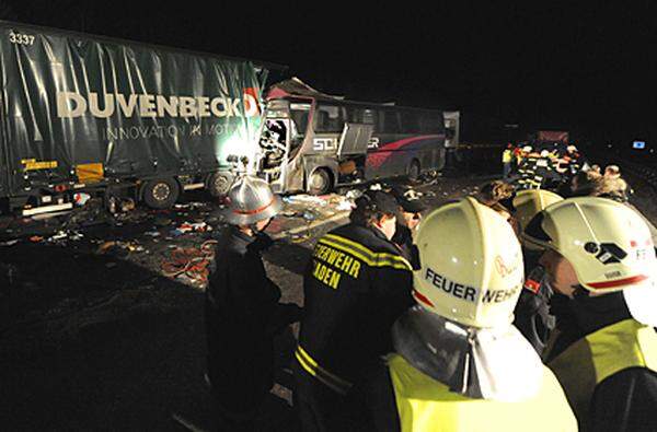 Auf der rechten Spur waren gegen Mitternacht in Fahrtrichtung Knoten Steinhäusl etwa einen Kilometer vor Heiligenkreuz aus ungeklärter Ursache ein LKW, ein LKW-Sattelzug und ein Reisebus kollidiert.