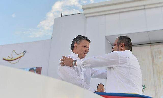 Handshake zwischen Kolumbiens Präsident Santos (l.) und Rebellenführer "Timochenko"