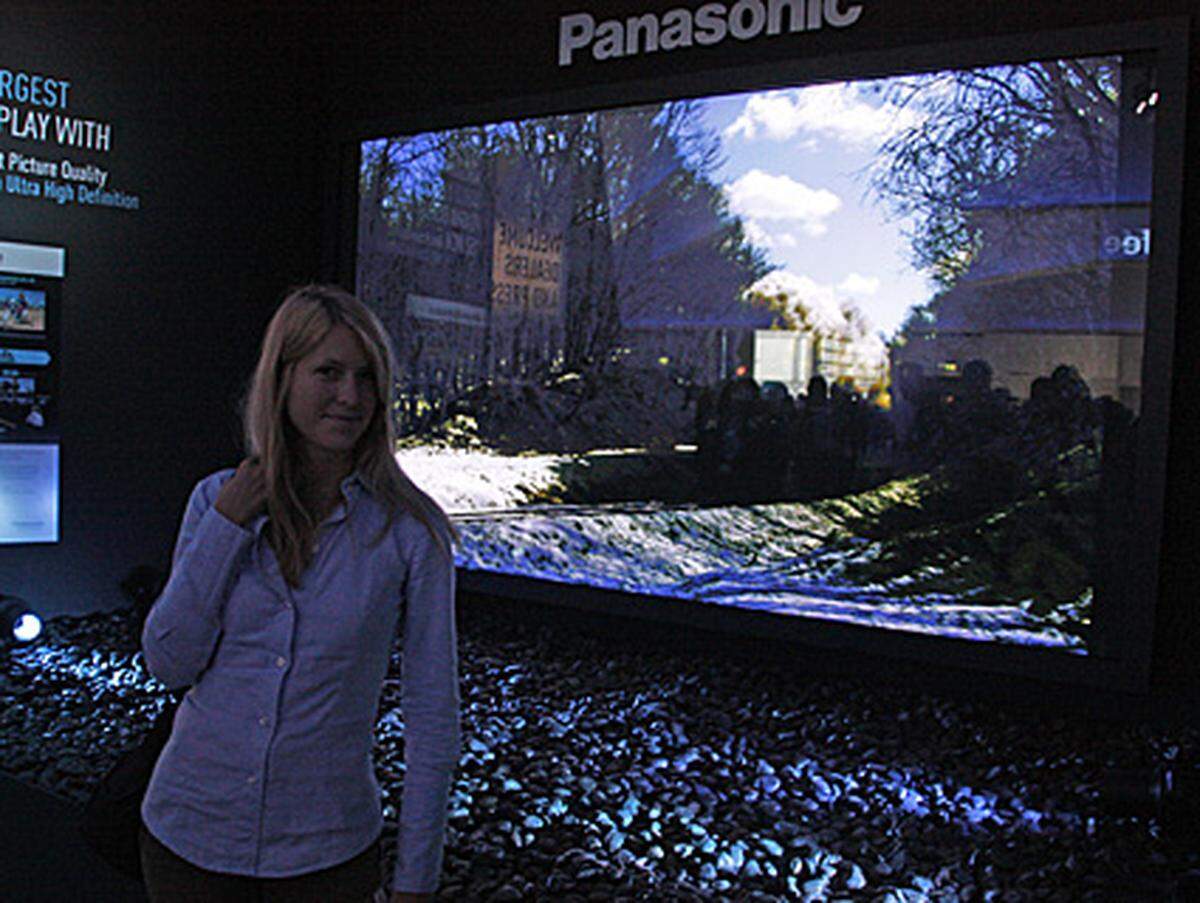 In Sachen 3D gaben sich die Firmen zur IFA ein wenig zurückhaltender - schließlich wurde die Technologie bereits vor einem Jahr vorgestellt. Während sich Samsung zurück lehnt - 9 von 10 verkauften 3D-TVs sind derzeit von Samsung - und nur am Rande seiner Pressekonferenz auf sechs neue 3D-Fernseher bis Jahresende hinweist, ist 3D bei Panasonic eines der größten Themen. Und zwar wörtlich: Panasonic zeigte auf der IFA mit 152 Zoll den größten 3D-Plasma-Fernseher der Welt.