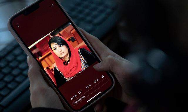 Gedenken an die ermordete Ex-Abgeordnete. Eine Frau betrachtet auf ihrem Mobiltelefon ein Bild von Mursal Nabisada.