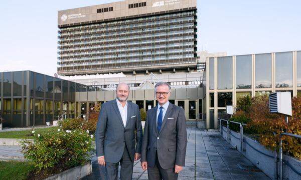 AKH-Direktor Herwig Wetzlinger (li.) und Markus Müller, Rektor der Medizinischen Universität, entwickeln gemeinsam die Strategie für das größte Spital Europas.  [ Caio Kaufmann ]